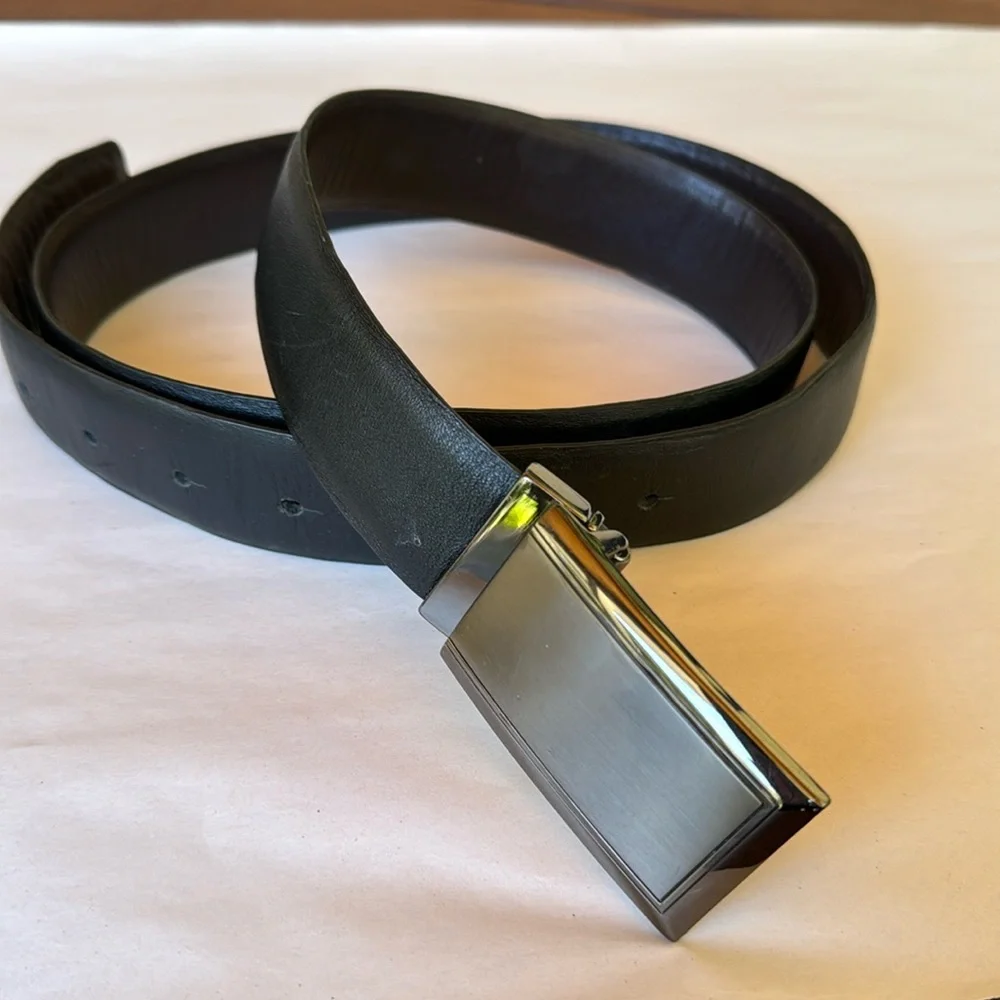 Black leather belt with pewter toned belt buckle. Black. Size 42.